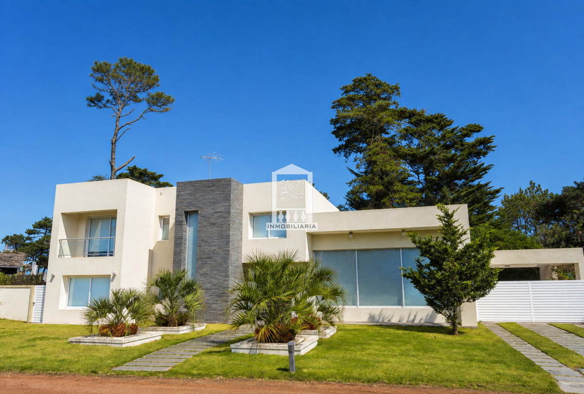 Casa ID.33507 - Playa Mansa, barrio privado. 4 suites + servicio, piscina. Losa radiante