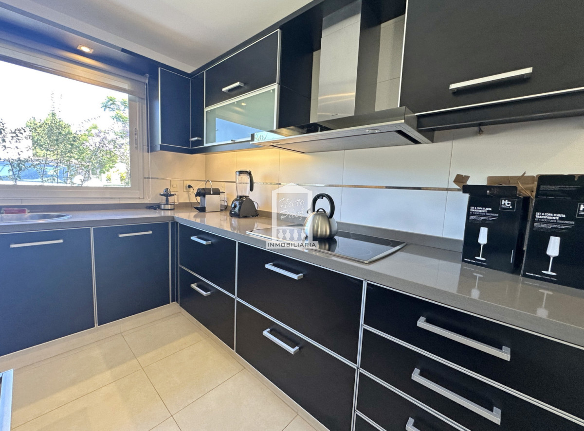 Casa ID.34401 - Barrio Privado, Playa Mansa. 5 suites + servicio, 2 piscinas. Losa radiante. 