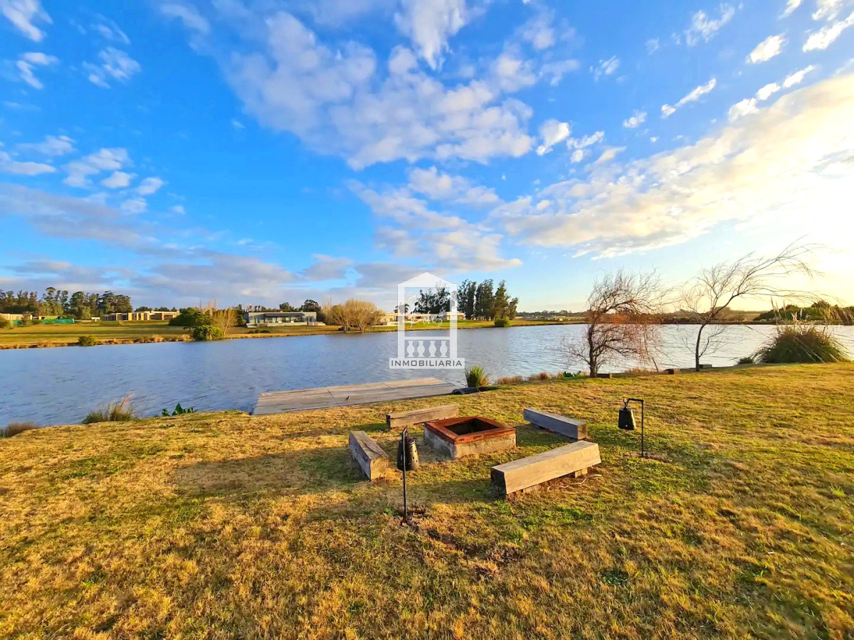 Casa ID.37708 - Pueblo Mío, sobre lago, 4 suites, piscina. Barrio Privado de lujo con amenities.