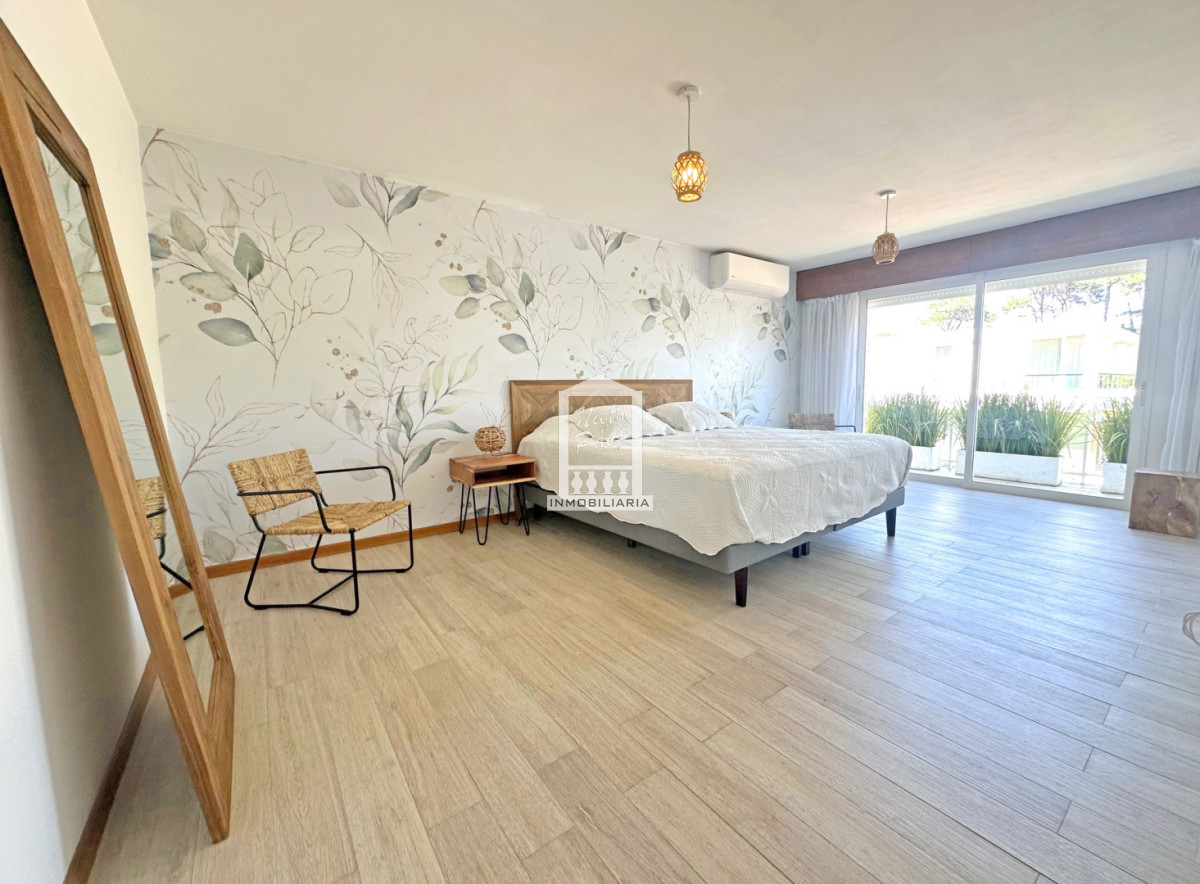 Casa ID.34401 - Barrio Privado, Playa Mansa. 5 suites + servicio, 2 piscinas. Losa radiante. 