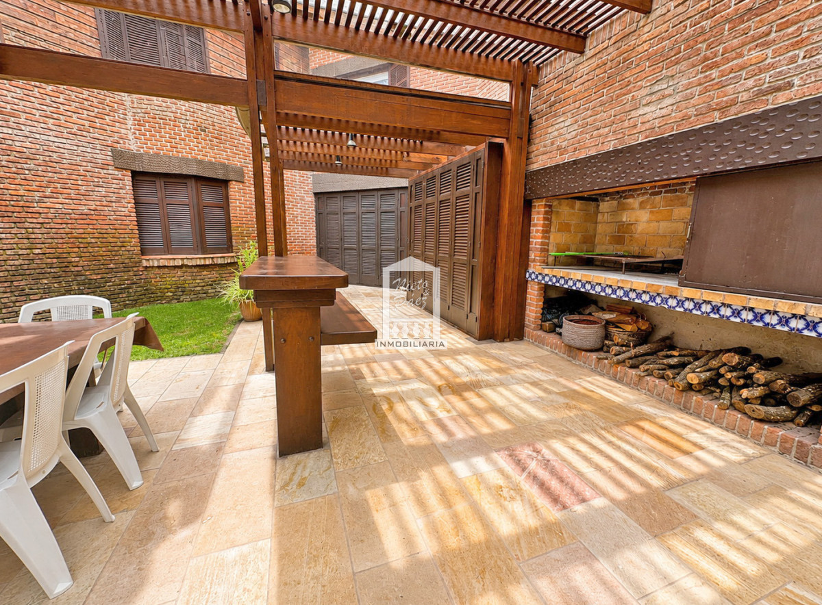 Casa ID.40237 - 565 m2 construidos, 1.495 m2 de terreno. Playa Mansa