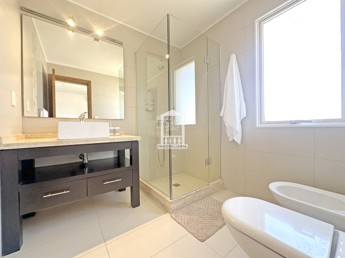 Casa ID.34401 - Barrio Privado, Playa Mansa. 5 suites + servicio, 2 piscinas. Losa radiante. 