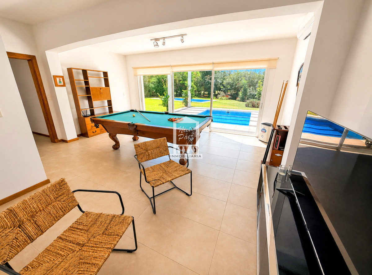 Casa ID.34401 - Barrio Privado, Playa Mansa. 5 suites + servicio, 2 piscinas. Losa radiante. 