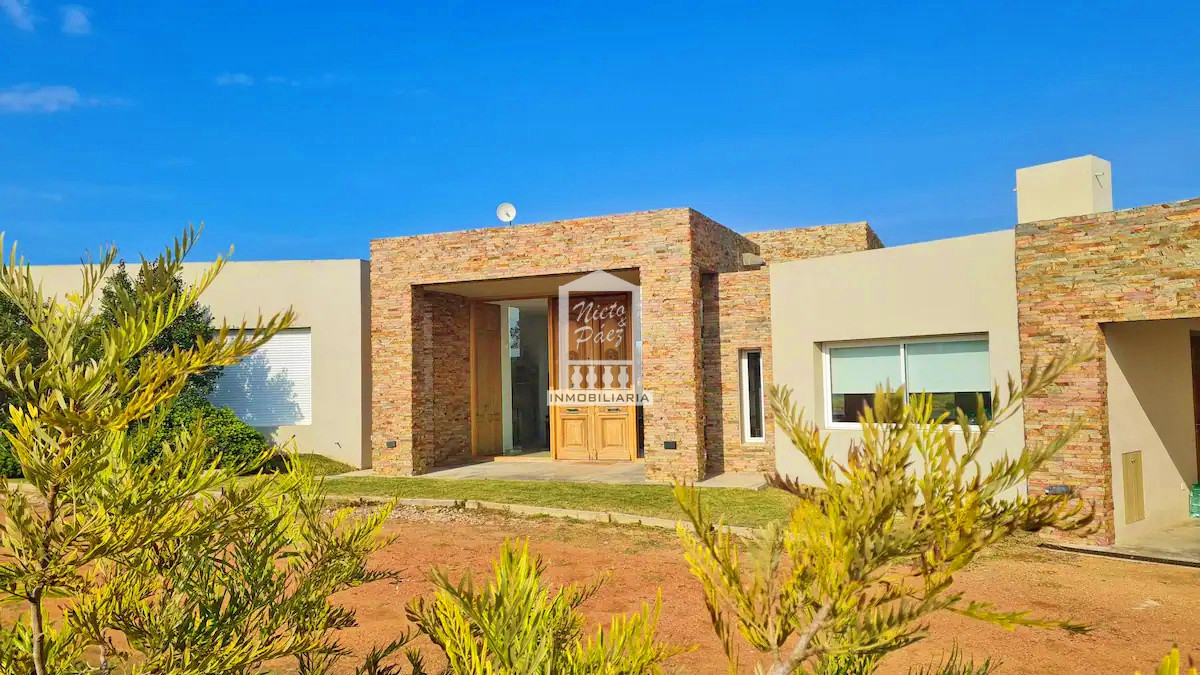 Casa ID.37708 - Pueblo Mío, sobre lago, 4 suites, piscina. Barrio Privado de lujo con amenities.