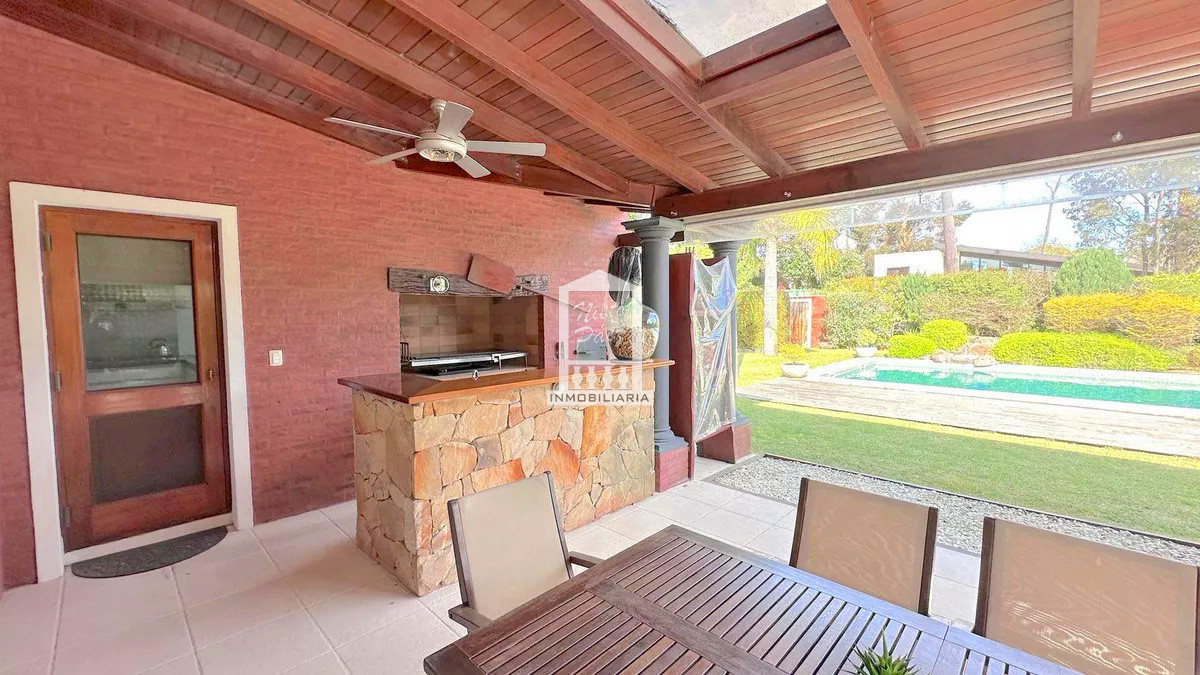 Casa ID.39618 - Mansa, 487 m2 construidos. Losa radiante. Piscina climatizada