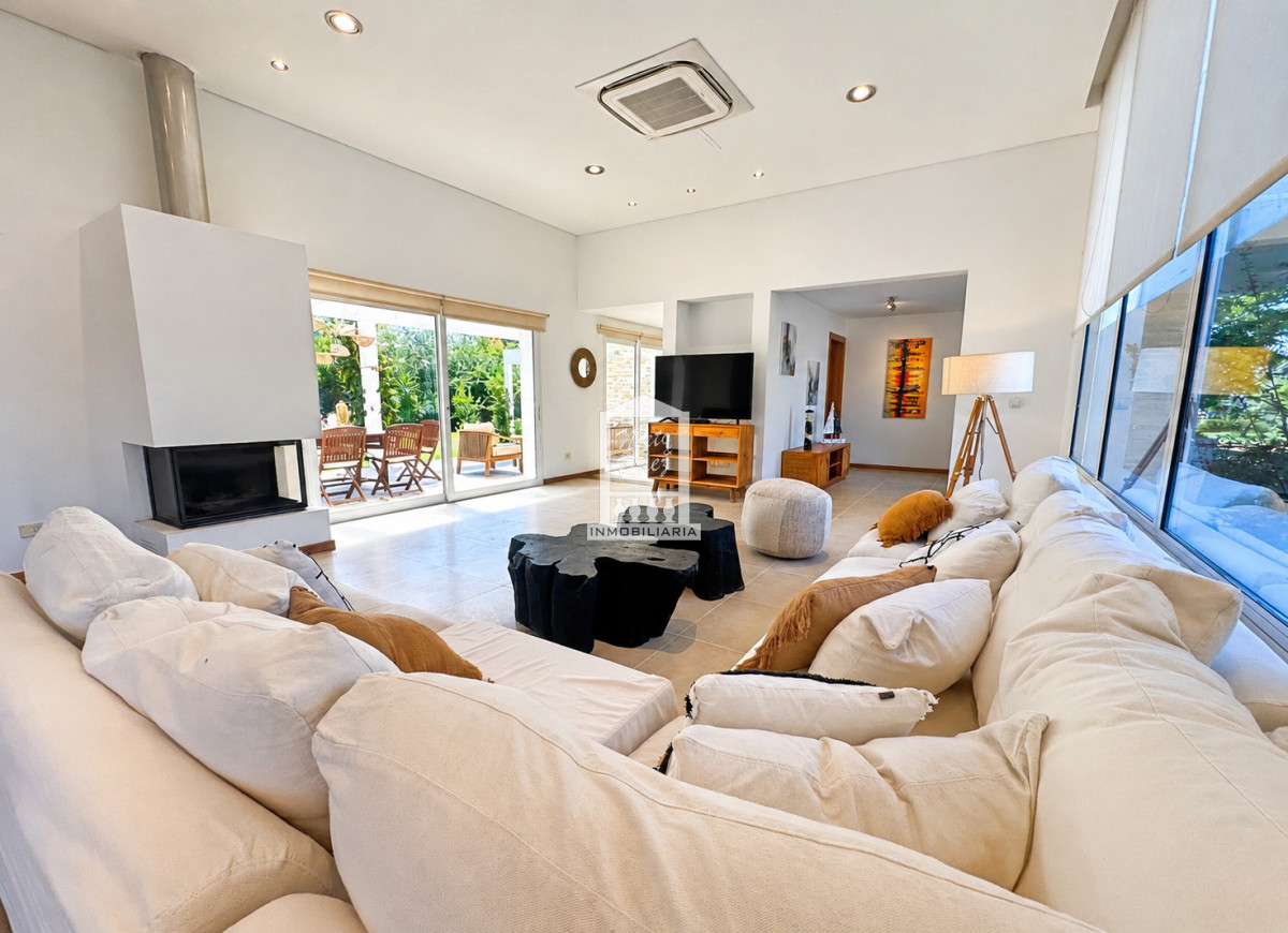 Casa ID.34401 - Barrio Privado, Playa Mansa. 5 suites + servicio, 2 piscinas. Losa radiante. 