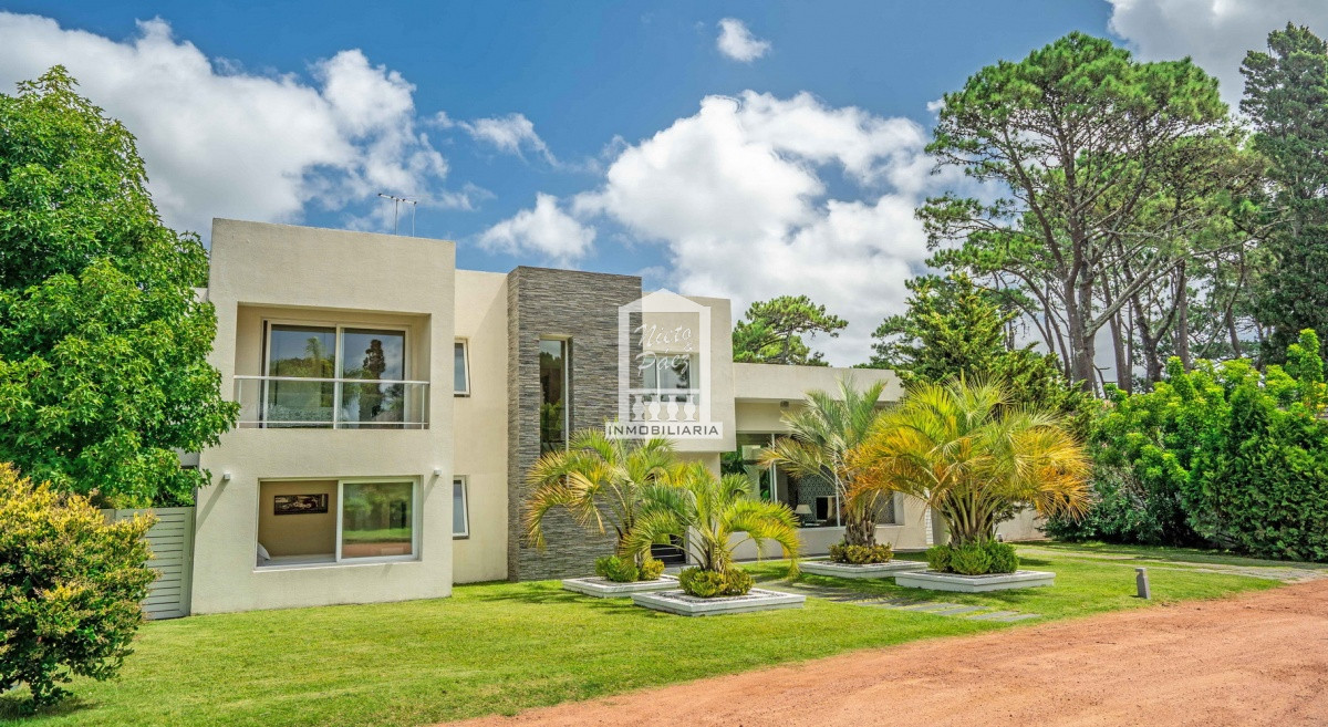 Casa ID.33507 - Playa Mansa, barrio privado. 4 suites + servicio, piscina. Losa radiante