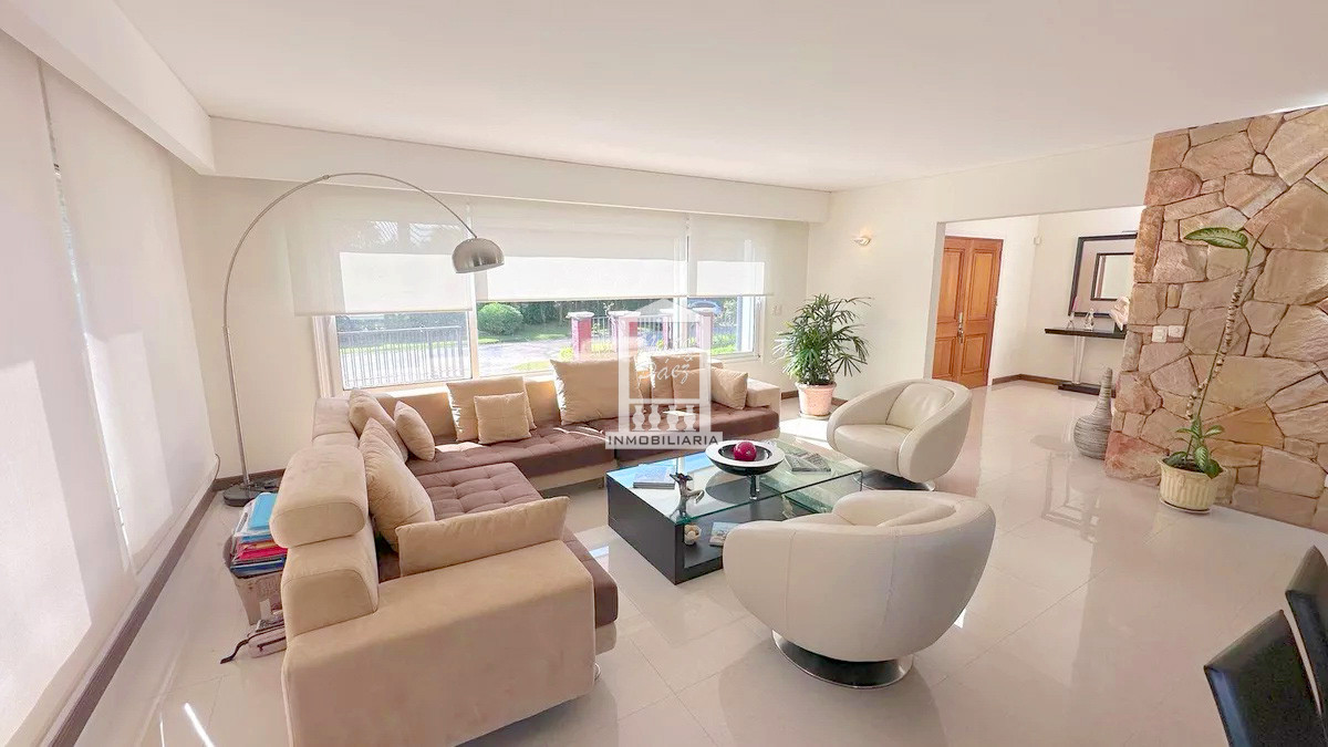 Casa ID.39618 - Mansa, 487 m2 construidos. Losa radiante. Piscina climatizada