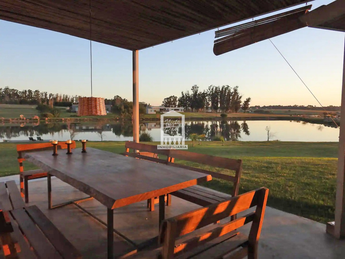 Casa ID.37708 - Pueblo Mío, sobre lago, 4 suites, piscina. Barrio Privado de lujo con amenities.