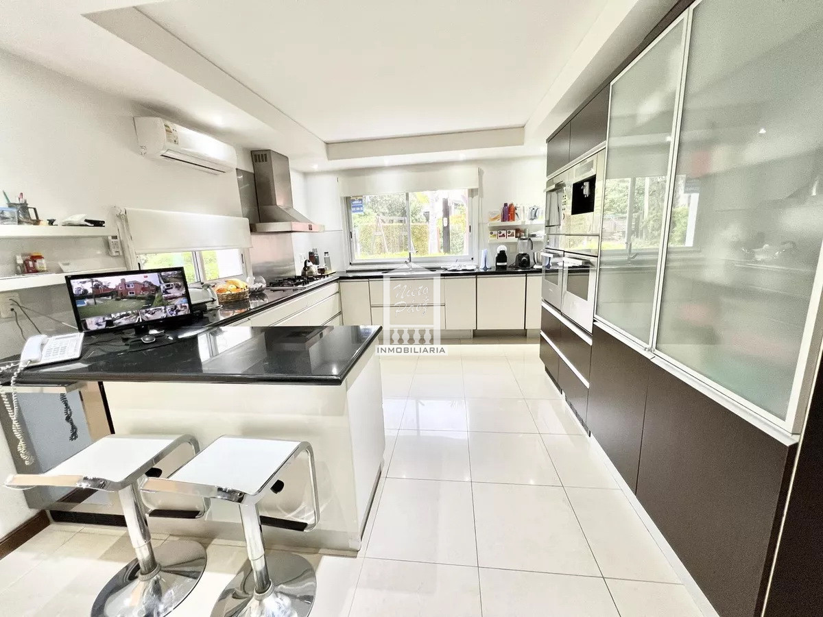 Casa ID.39618 - Mansa, 487 m2 construidos. Losa radiante. Piscina climatizada