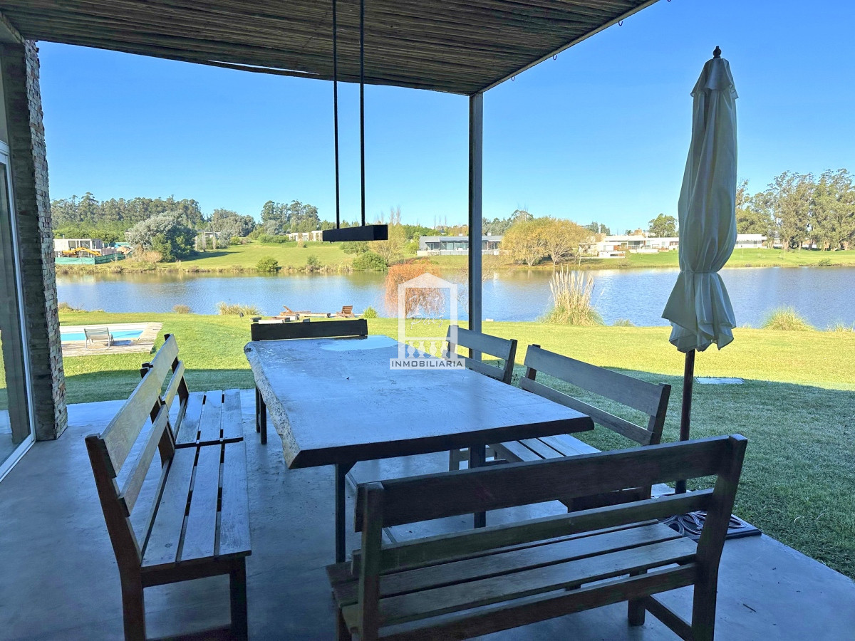 Casa ID.37708 - Pueblo Mío, sobre lago, 4 suites, piscina. Barrio Privado de lujo con amenities.