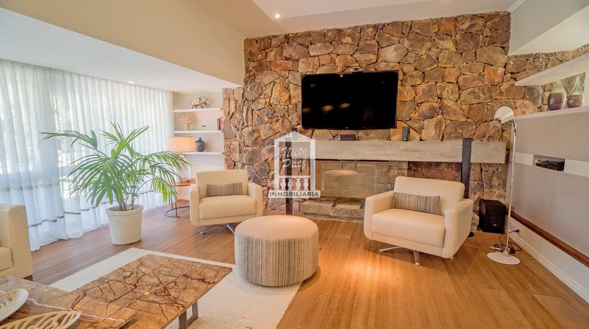 Casa ID.30186 - Playa Mansa, 568 m2 construidos. 5 dorm y dependencia, pileta climatizada
