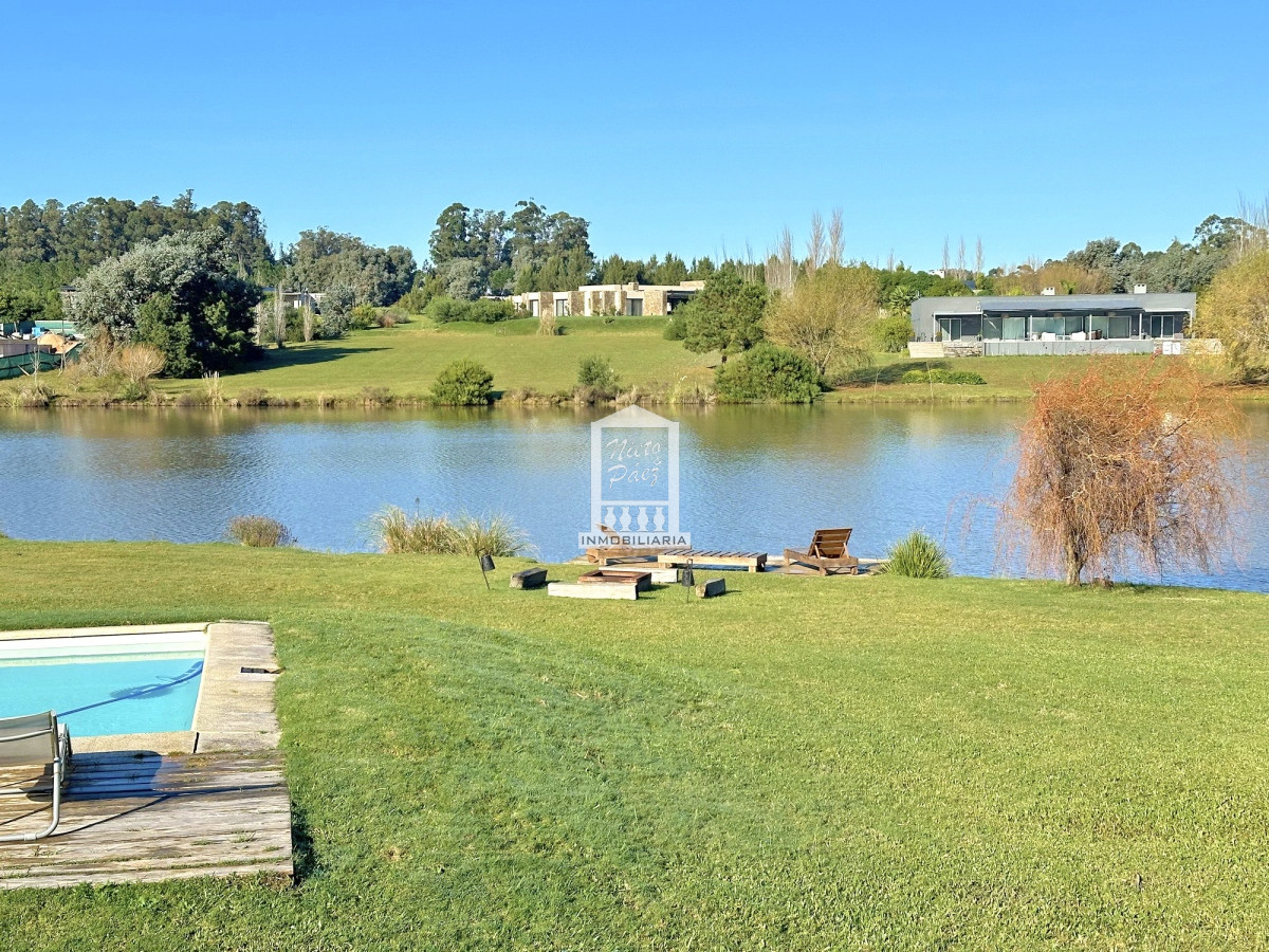 Casa ID.37708 - Pueblo Mío, sobre lago, 4 suites, piscina. Barrio Privado de lujo con amenities.