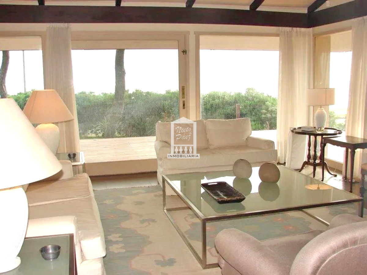 Casa ID.31423 - Primera fila en playa mansa, sobre la rambla con vista al mar. 