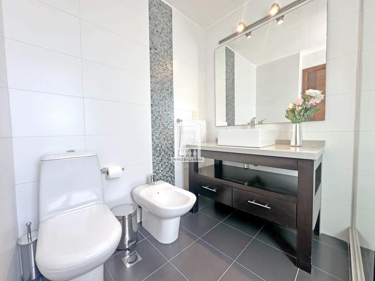 Casa ID.34401 - Barrio Privado, Playa Mansa. 5 suites + servicio, 2 piscinas. Losa radiante. 