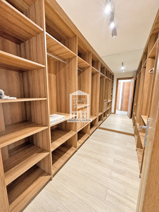 Casa ID.34401 - Barrio Privado, Playa Mansa. 5 suites + servicio, 2 piscinas. Losa radiante. 