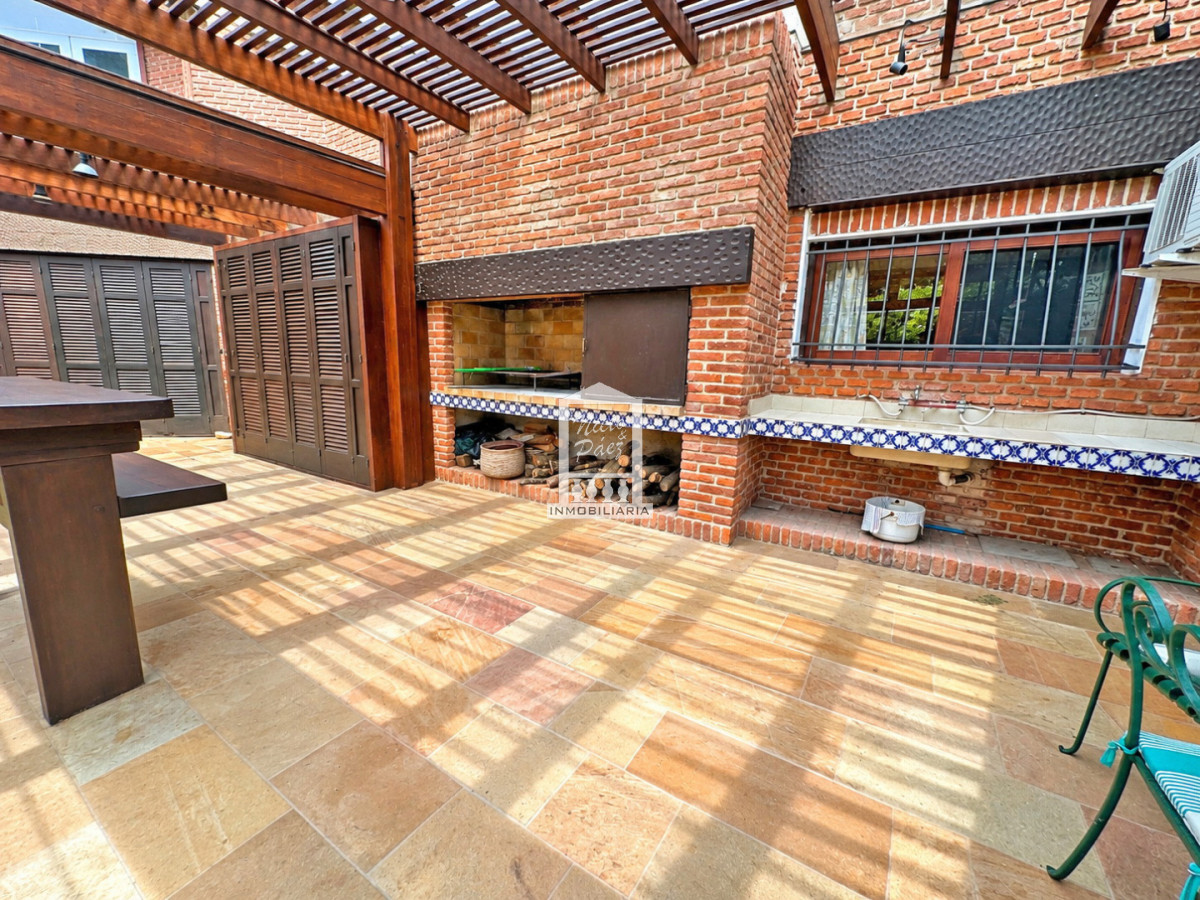 Casa ID.40237 - 565 m2 construidos, 1.495 m2 de terreno. Playa Mansa