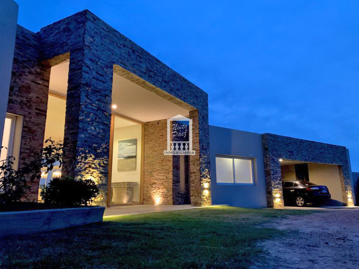 Casa ID.37708 - Pueblo Mío, sobre lago, 4 suites, piscina. Barrio Privado de lujo con amenities.
