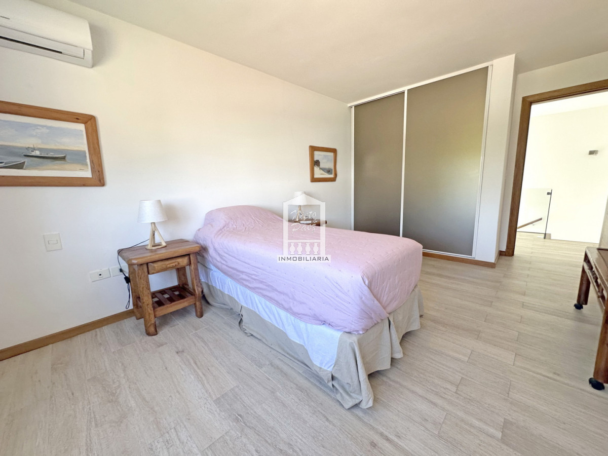 Casa ID.34401 - Barrio Privado, Playa Mansa. 5 suites + servicio, 2 piscinas. Losa radiante. 