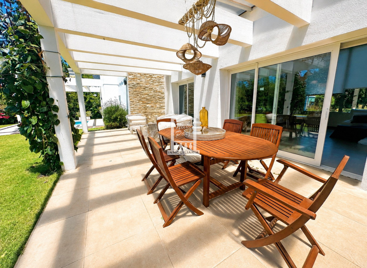 Casa ID.34401 - Barrio Privado, Playa Mansa. 5 suites + servicio, 2 piscinas. Losa radiante. 