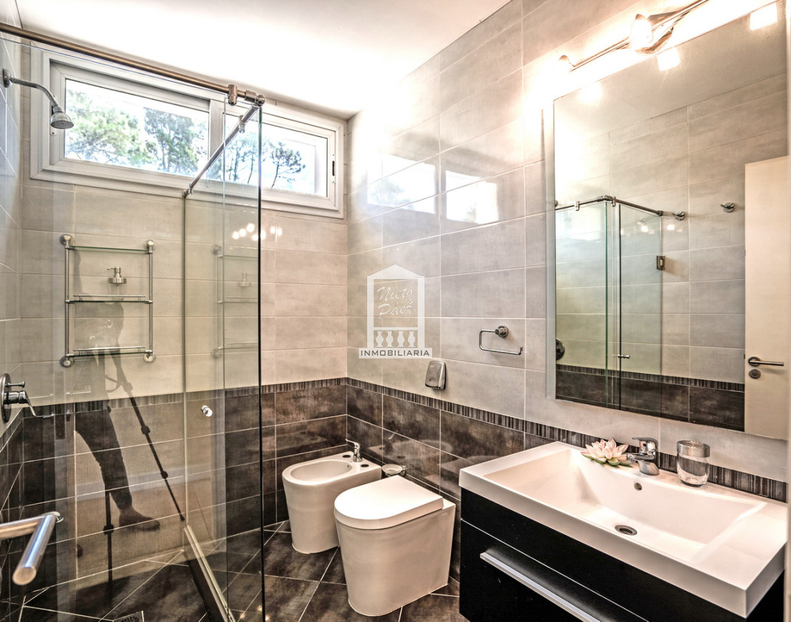 Casa ID.33507 - Playa Mansa, barrio privado. 4 suites + servicio, piscina. Losa radiante