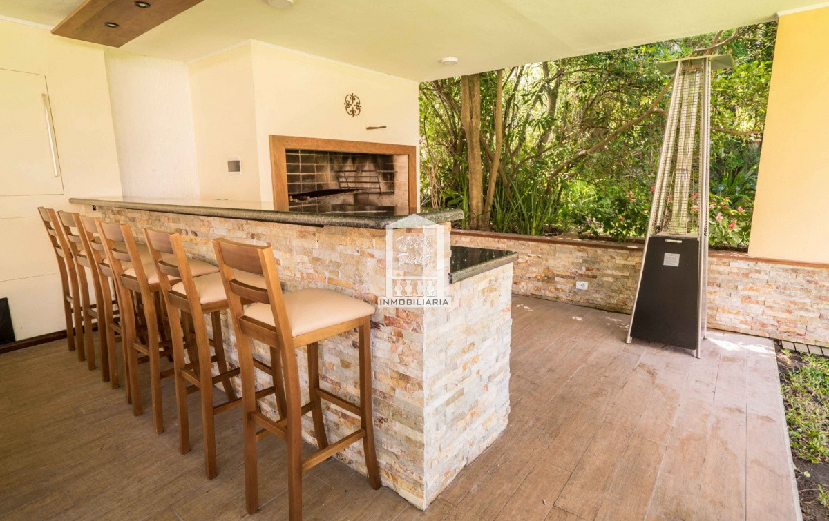 Casa ID.30186 - Playa Mansa, 568 m2 construidos. 5 dorm y dependencia, pileta climatizada