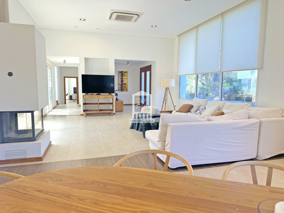 Casa ID.34401 - Barrio Privado, Playa Mansa. 5 suites + servicio, 2 piscinas. Losa radiante. 