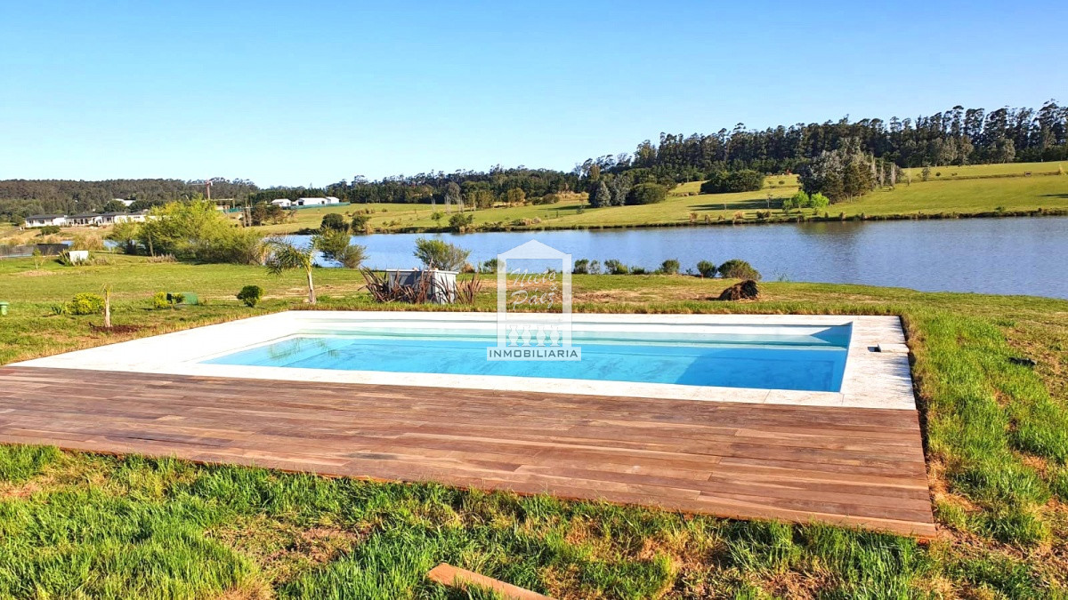 Casa ID.37708 - Pueblo Mío, sobre lago, 4 suites, piscina. Barrio Privado de lujo con amenities.