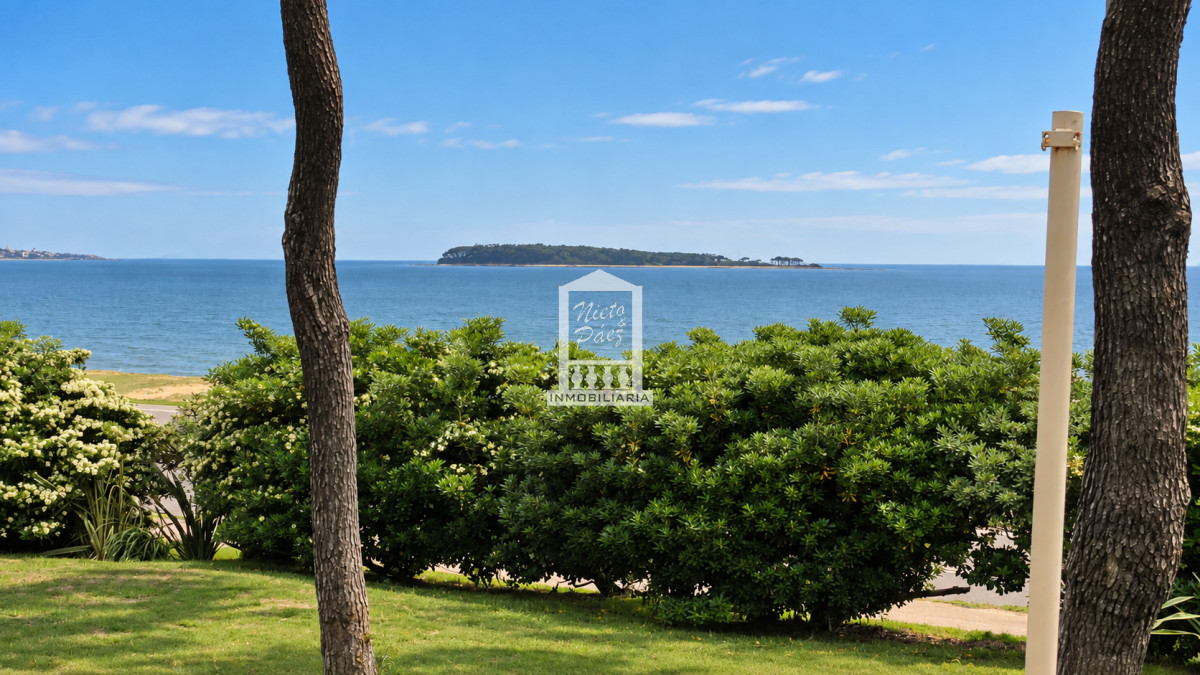 Casa ID.31423 - Primera fila en playa mansa, sobre la rambla con vista al mar. 