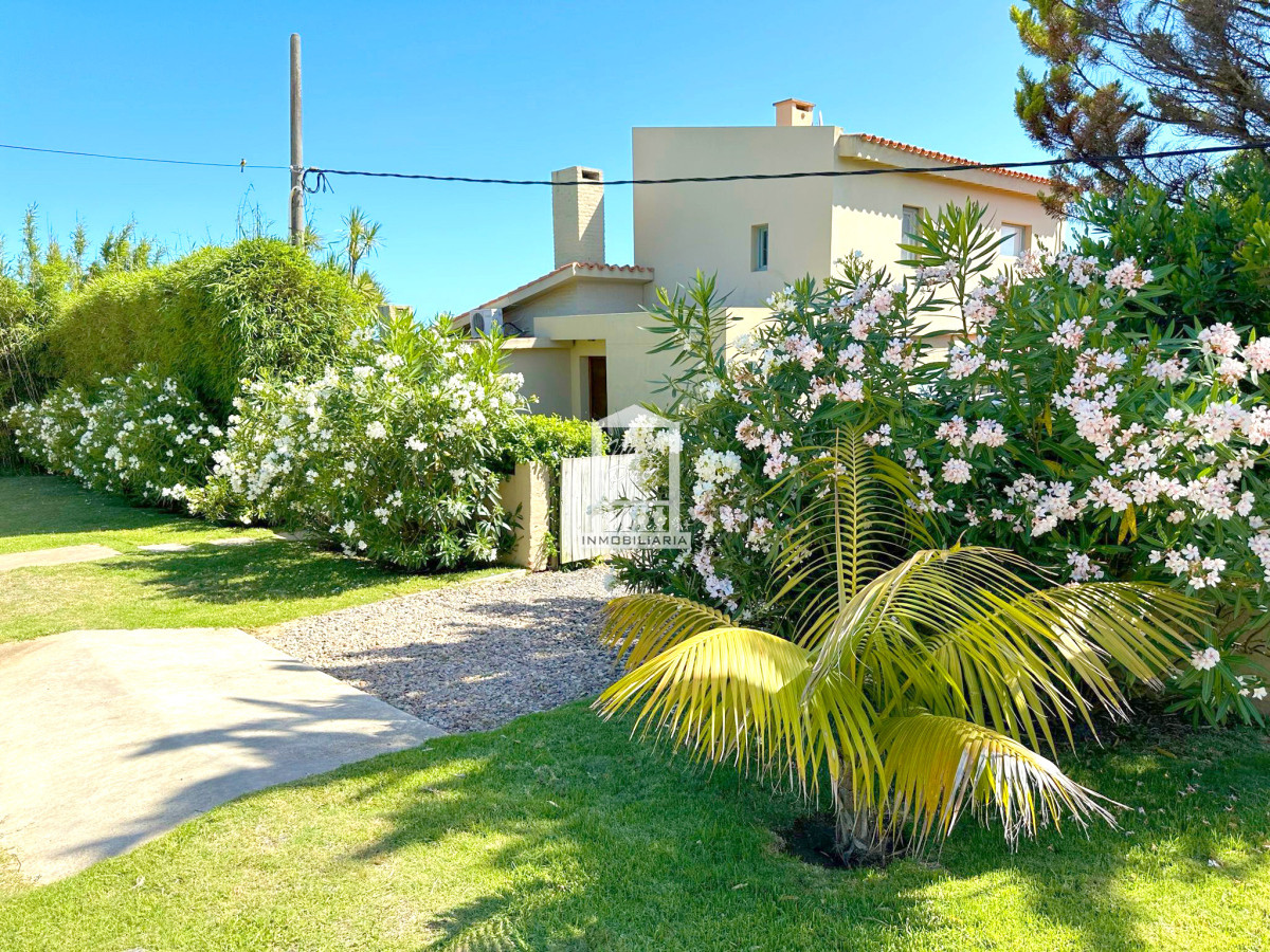 Casa ID.40104 - El Chorro, Reciclada. 3 dorm y servicio. Piscina. Vidrios DVH
