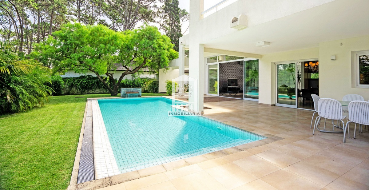 Casa ID.33507 - Playa Mansa, barrio privado. 4 suites + servicio, piscina. Losa radiante