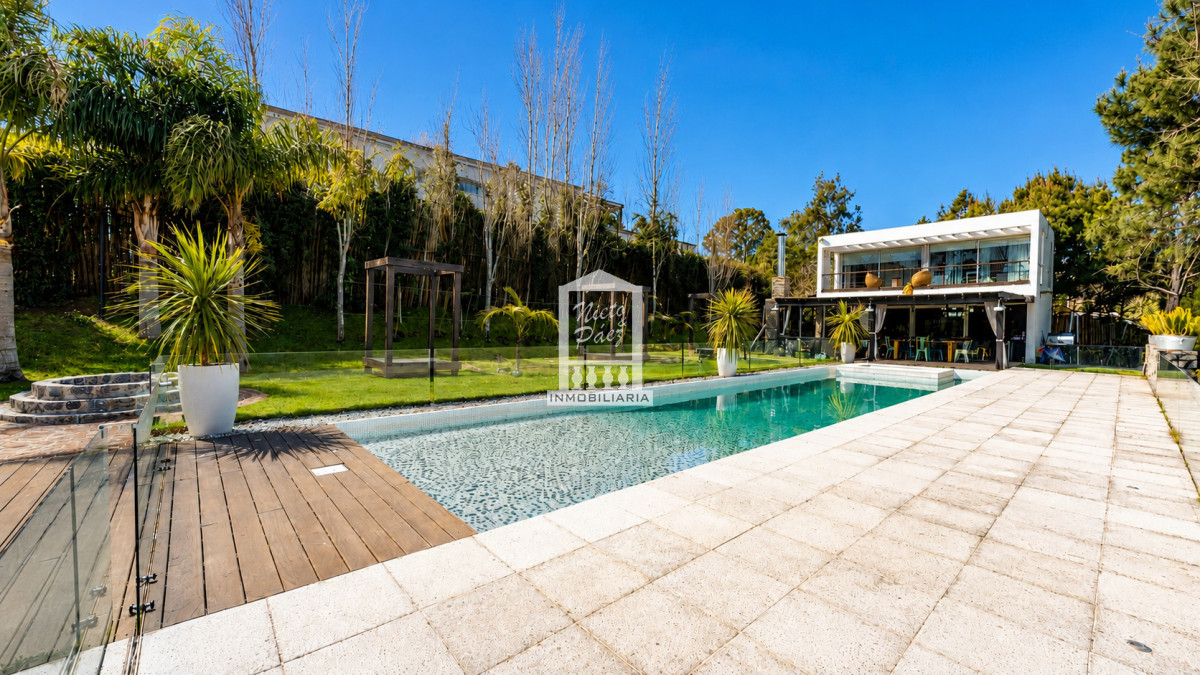 Casa ID.34815 - Barrio privado, moderna, 5 suites, 489 m2, ideal para vivir todo el año.