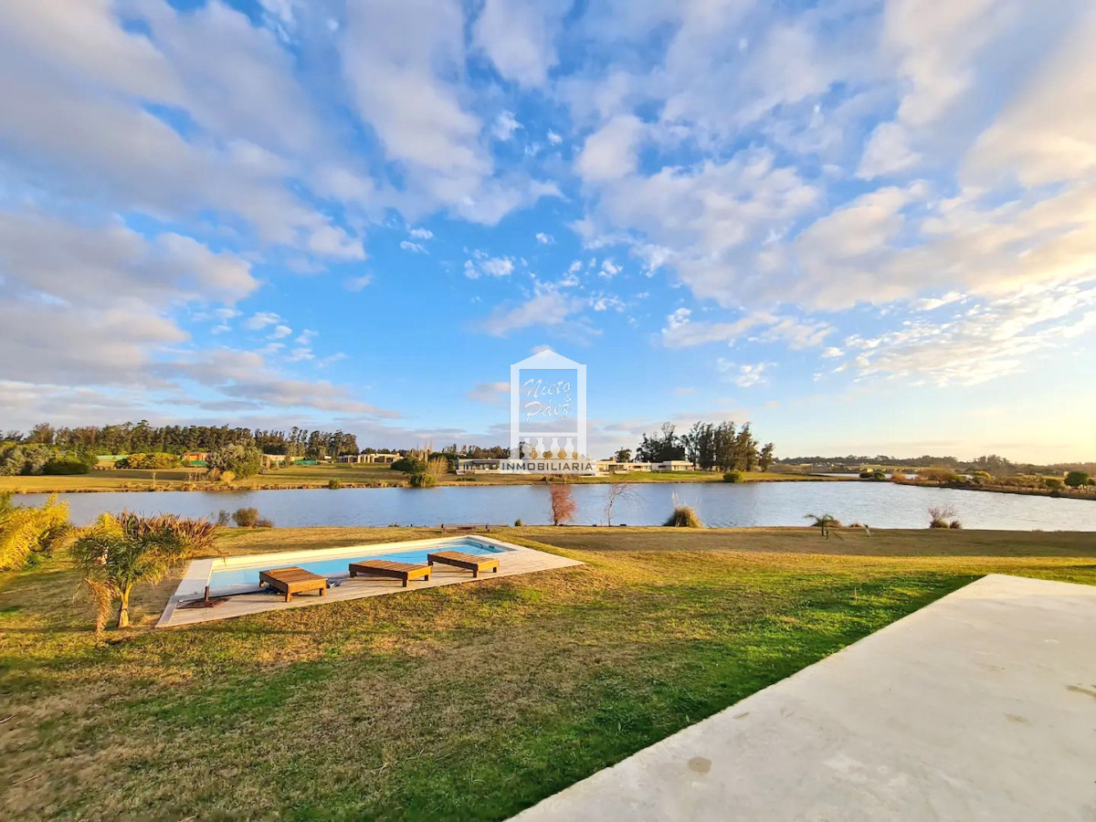 Casa ID.37708 - Pueblo Mío, sobre lago, 4 suites, piscina. Barrio Privado de lujo con amenities.