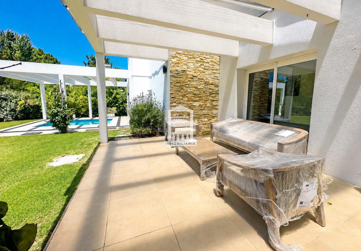 Casa ID.34401 - Barrio Privado, Playa Mansa. 5 suites + servicio, 2 piscinas. Losa radiante. 