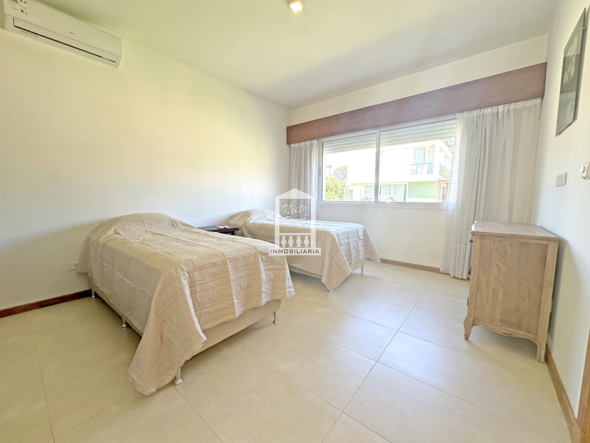Casa ID.34401 - Barrio Privado, Playa Mansa. 5 suites + servicio, 2 piscinas. Losa radiante. 