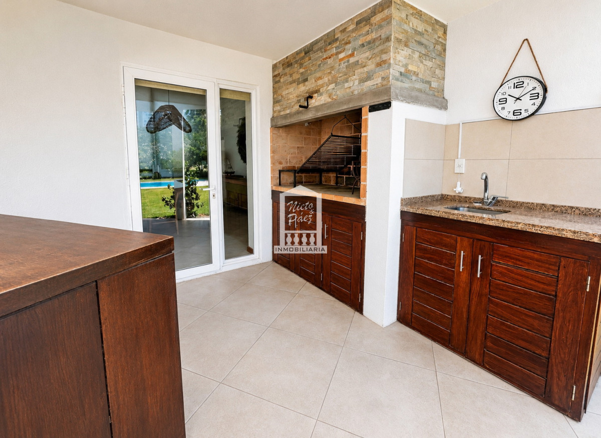 Casa ID.34401 - Barrio Privado, Playa Mansa. 5 suites + servicio, 2 piscinas. Losa radiante. 