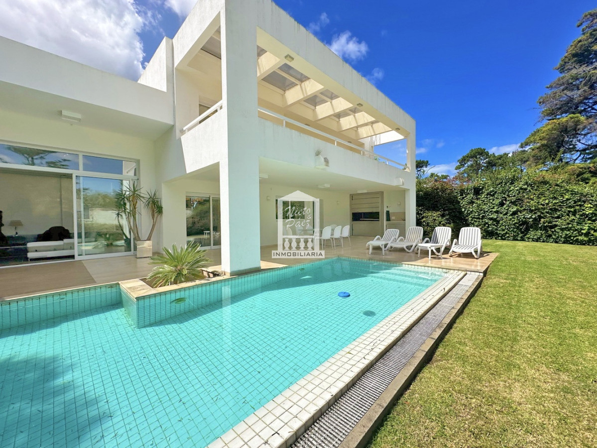 Casa ID.33507 - Playa Mansa, barrio privado. 4 suites + servicio, piscina. Losa radiante