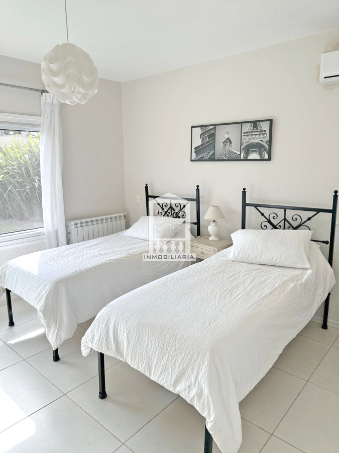 Casa ID.40104 - El Chorro, Reciclada. 3 dorm y servicio. Piscina. Vidrios DVH
