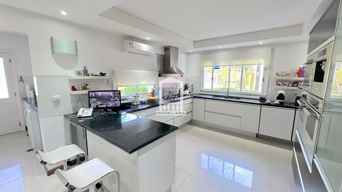 Casa ID.39618 - Mansa, 487 m2 construidos. Losa radiante. Piscina climatizada