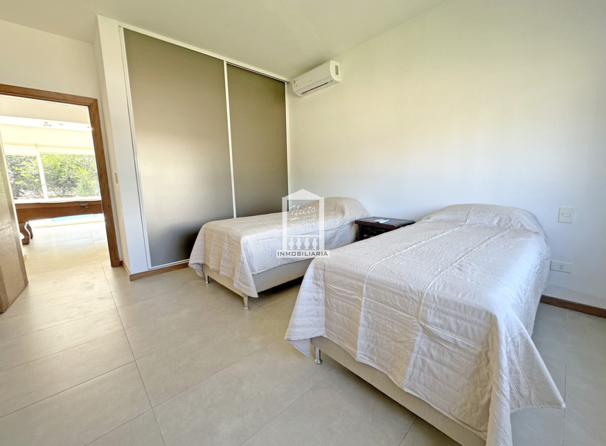 Casa ID.34401 - Barrio Privado, Playa Mansa. 5 suites + servicio, 2 piscinas. Losa radiante. 
