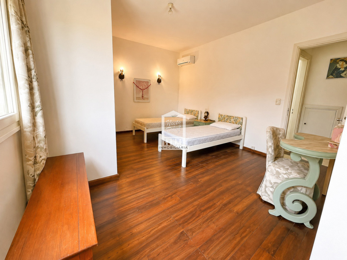 Casa ID.40237 - 565 m2 construidos, 1.495 m2 de terreno. Playa Mansa