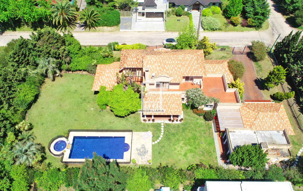 Mansión en alquiler, 565 m2 construidos, piscina climatizada.