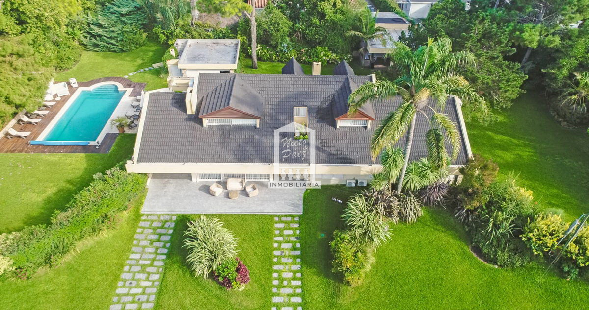 Casa ID.30186 - Playa Mansa, 568 m2 construidos. 5 dorm y dependencia, pileta climatizada
