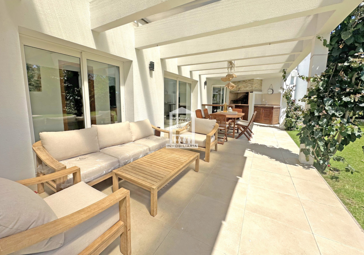 Casa ID.34401 - Barrio Privado, Playa Mansa. 5 suites + servicio, 2 piscinas. Losa radiante. 