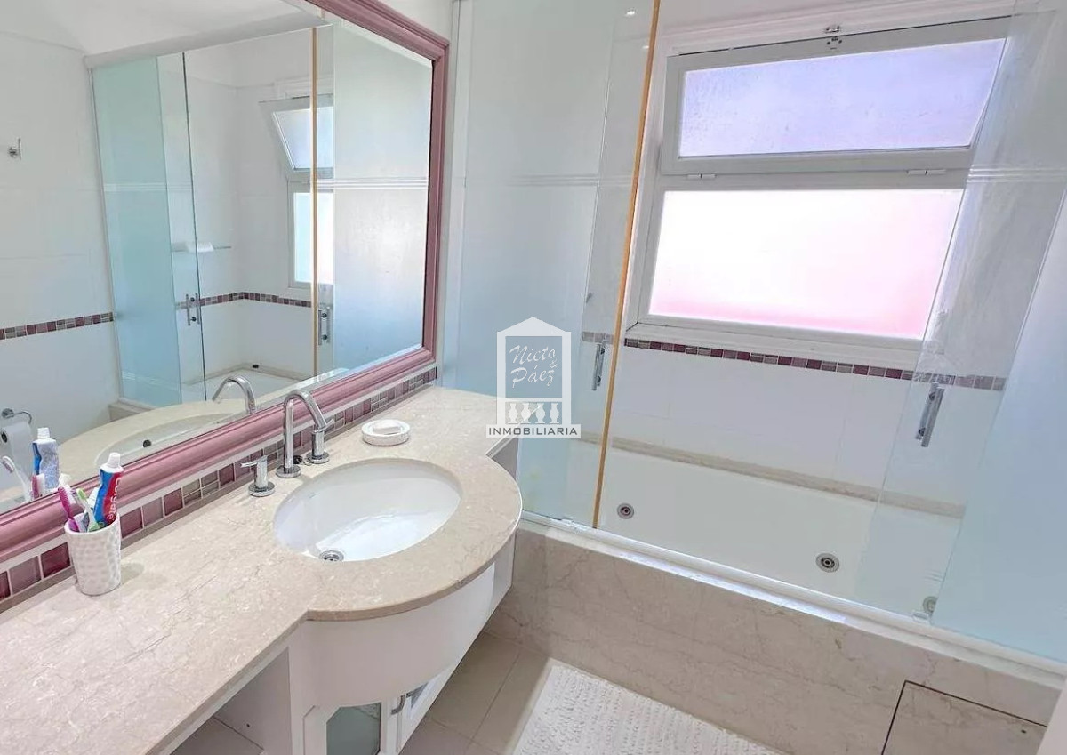 Casa ID.39618 - Mansa, 487 m2 construidos. Losa radiante. Piscina climatizada