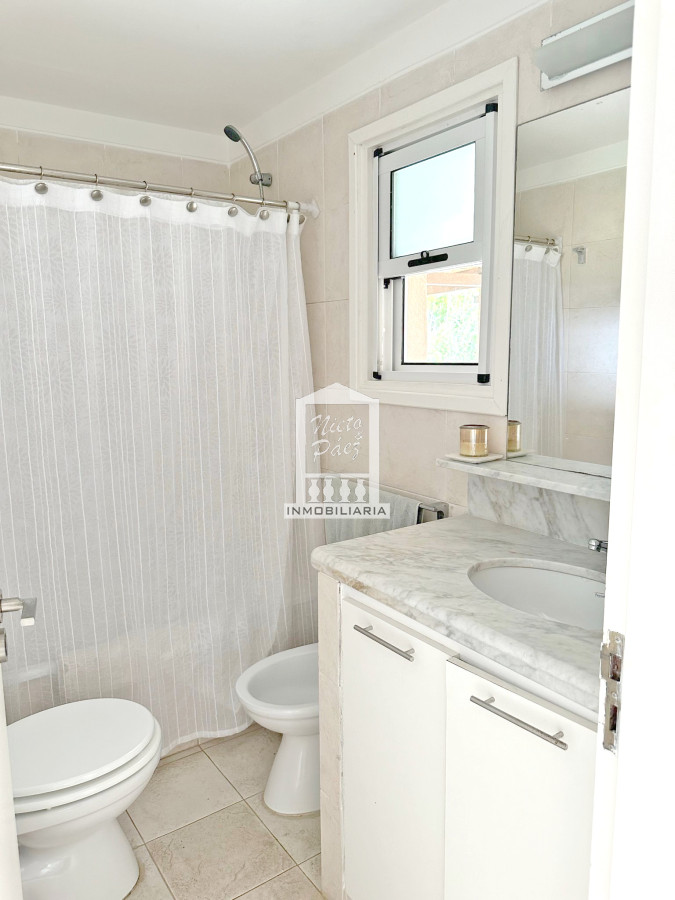 Casa ID.40104 - El Chorro, Reciclada. 3 dorm y servicio. Piscina. Vidrios DVH