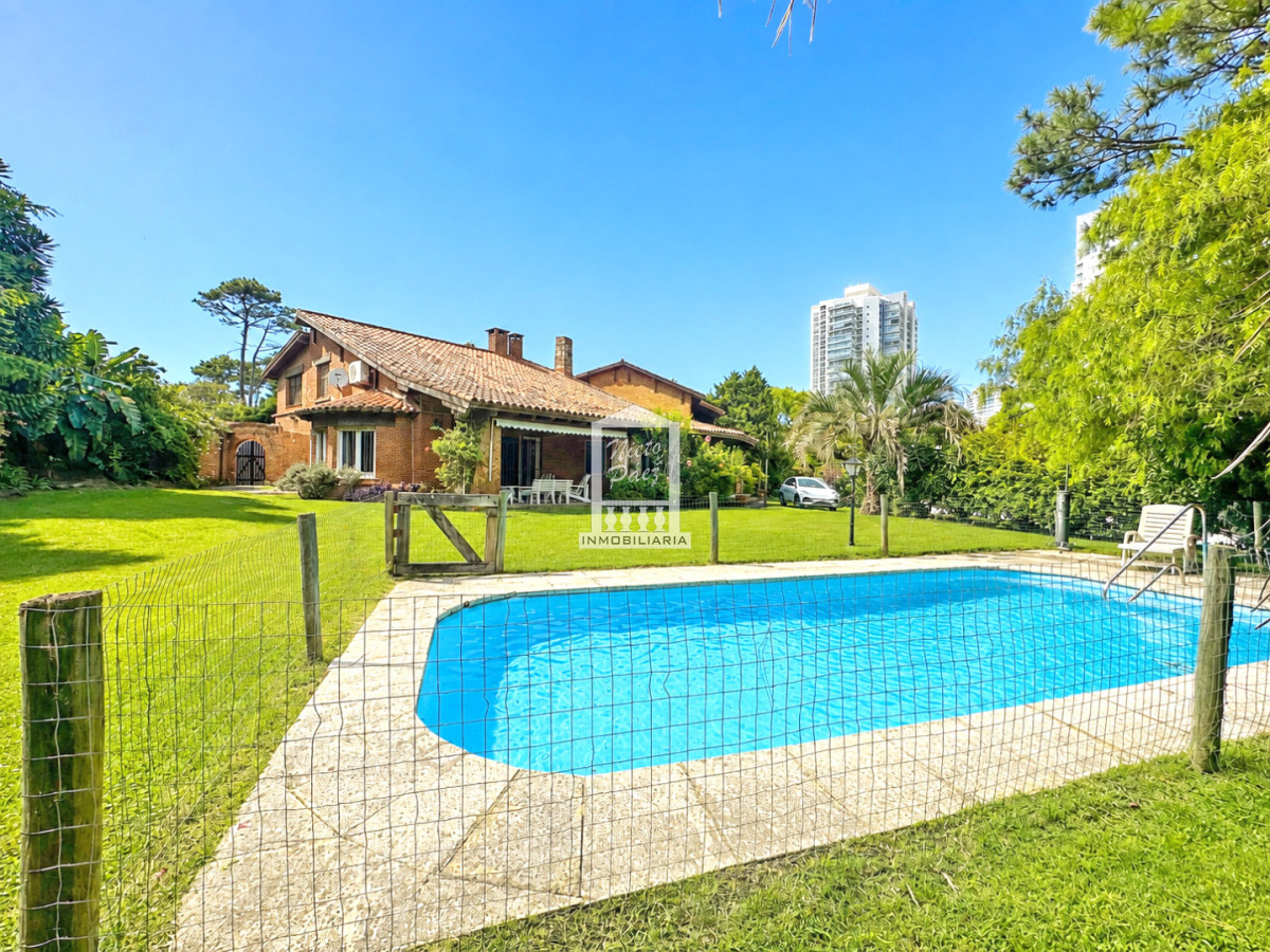 Casa ID.40237 - 565 m2 construidos, 1.495 m2 de terreno. Playa Mansa