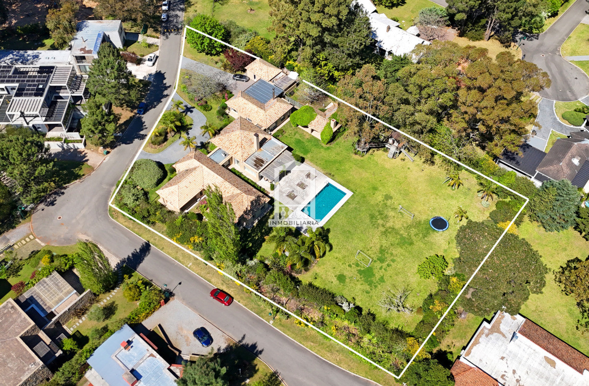 Casa ID.37864 - Mega casa en barrio privado, 662 m2 construidos en 4 lotes.