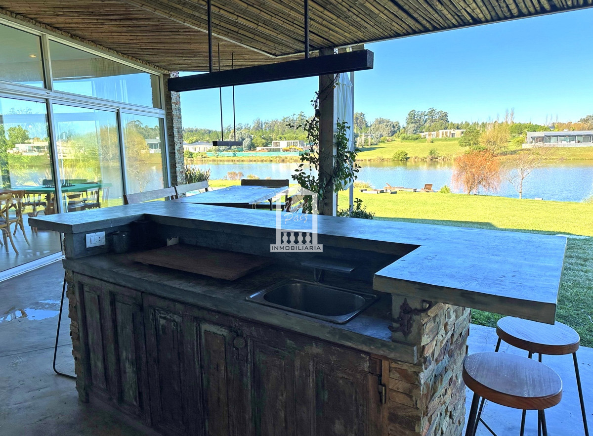 Casa ID.37708 - Pueblo Mío, sobre lago, 4 suites, piscina. Barrio Privado de lujo con amenities.