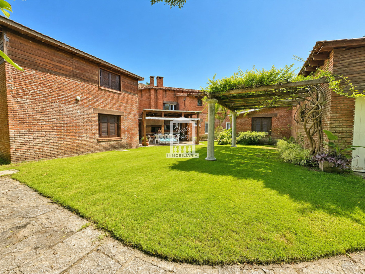 Casa ID.40237 - 565 m2 construidos, 1.495 m2 de terreno. Playa Mansa